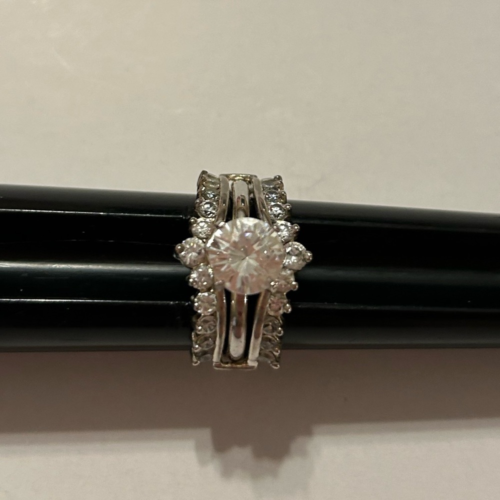 Beautiful CZ round solitaire with round stone chevron shape ring guard(s). Size8
